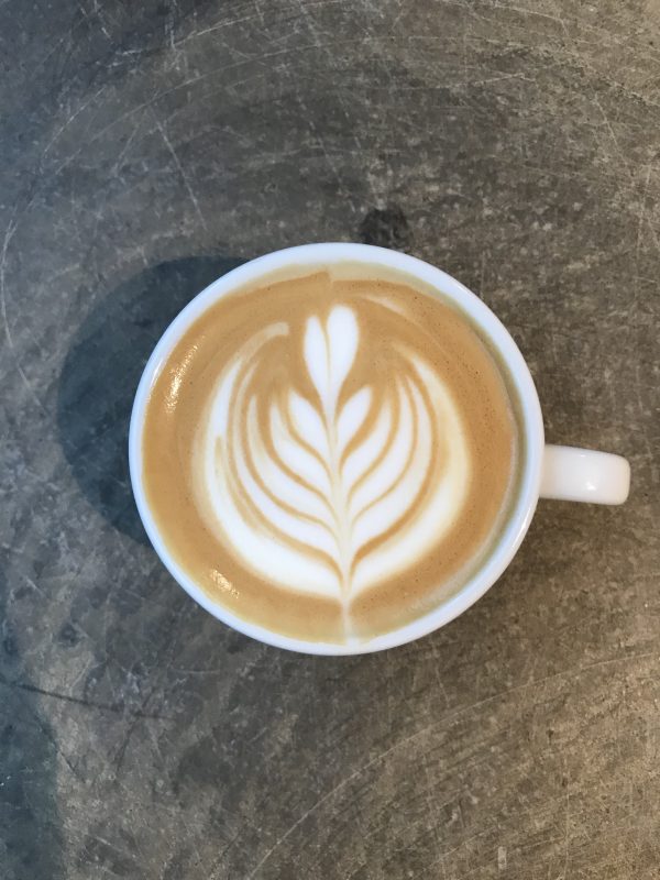 Cappuccino med latte art set oppe fra